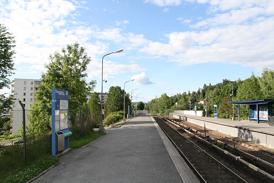 File:Skøyenåsen T-bane.jpg