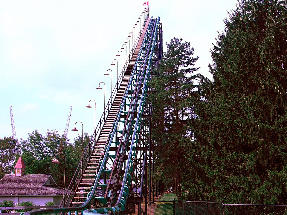 File:Viper 3 lift hill.JPG
