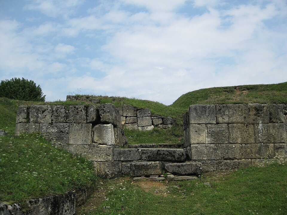 File:Cetatea Blidaru2.JPG