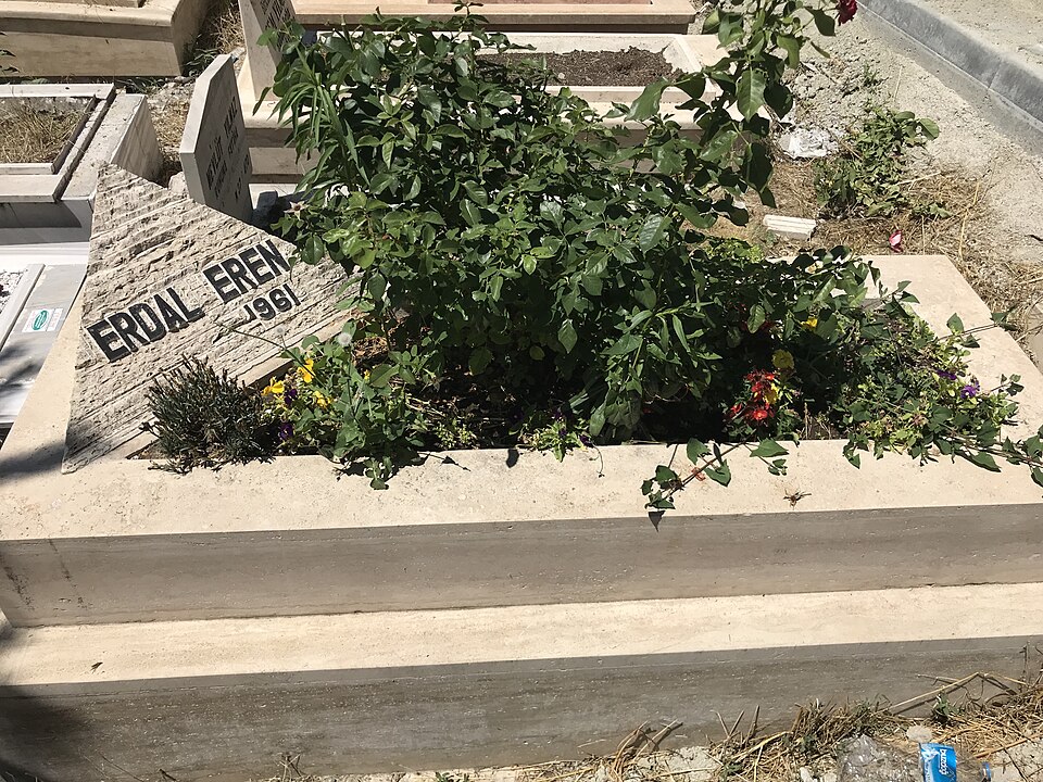 File:Erdal Eren'in mezarı.jpg