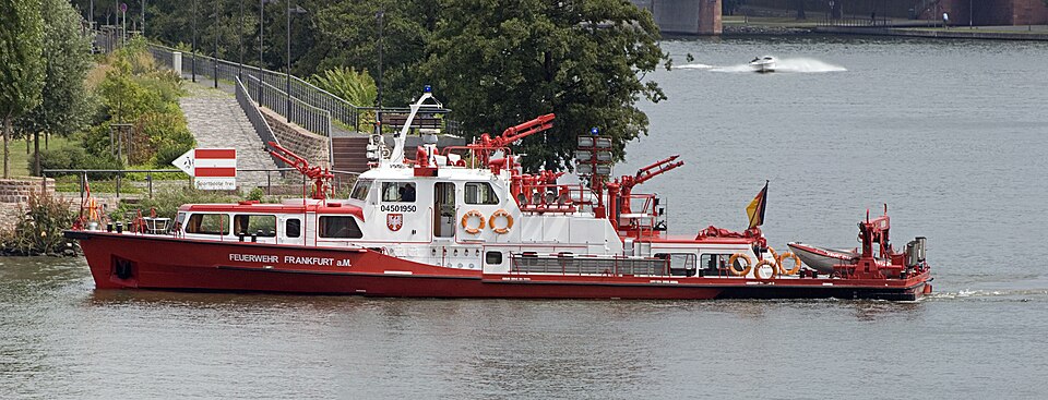 File:Feuerloeschboot Frankfurt am Main.jpg