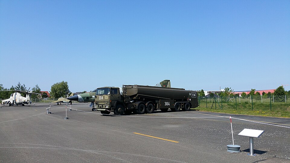 File:Flugplatz Gatow Magirus Deutz Tankzug.jpg
