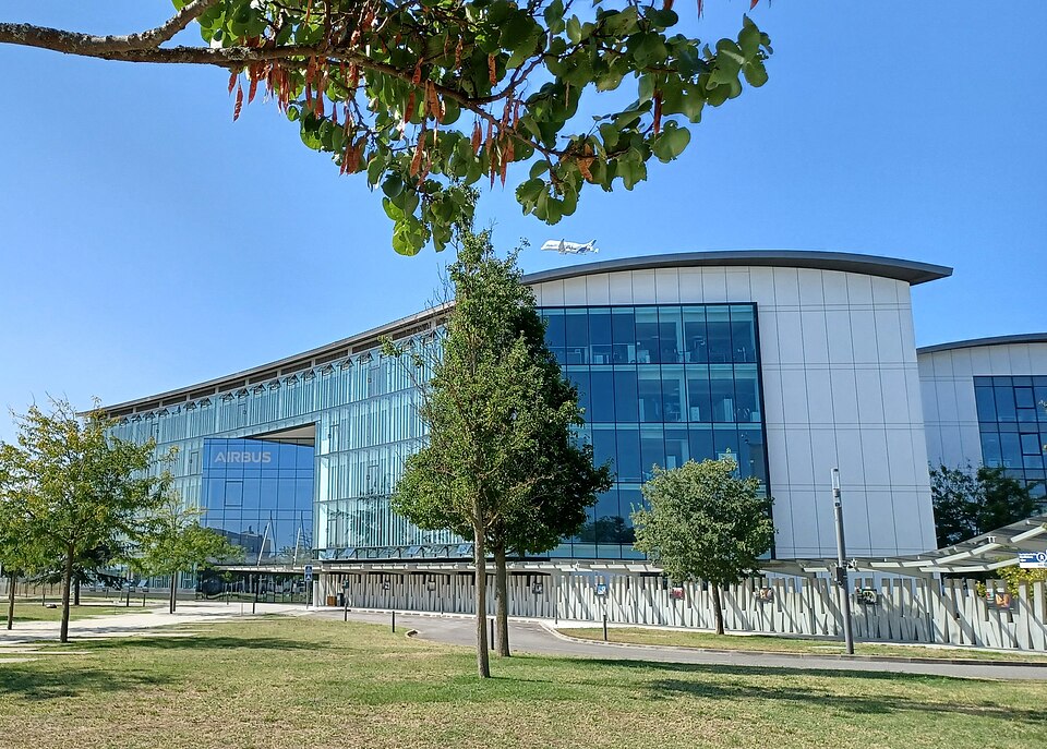 File:Toulouse Siège Airbus + béluga 01.jpg