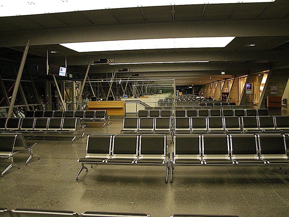 File:Stuttgart Flughafen Terminal 1 01.jpg