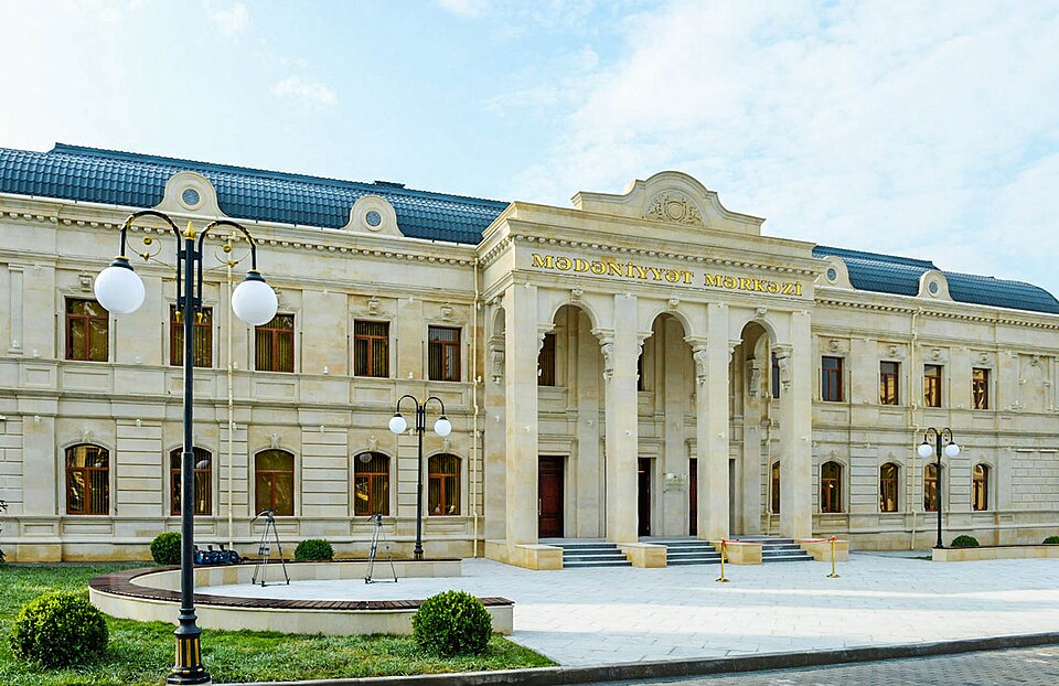 File:Balakən Mədəniyyət Mərkəzi 2013.jpg