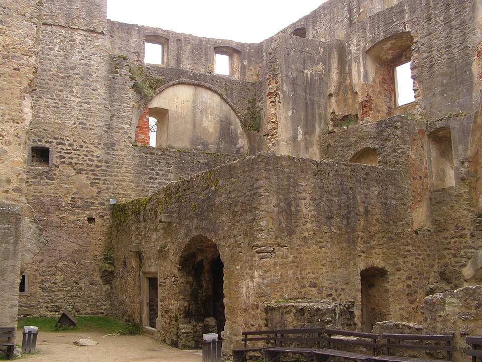 File:Landštejn, hrad, nádvoří 08.jpg