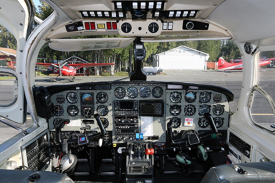 File:Piper PA-31-350 Navajo N828KT cockpit (29890802667).jpg
