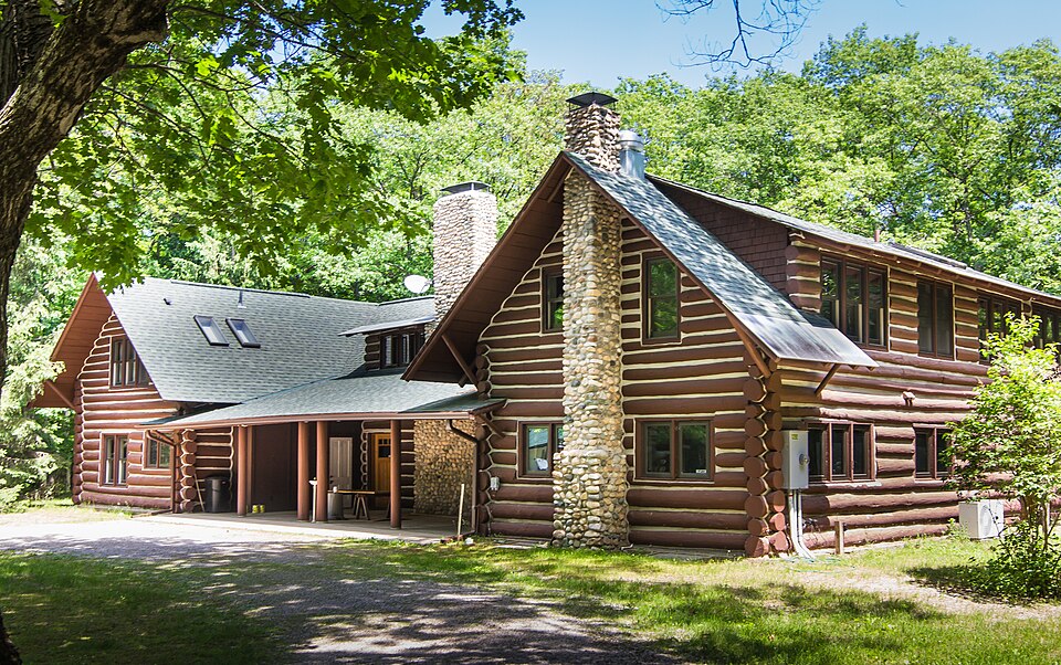 File:Woodhow Lodge.jpg