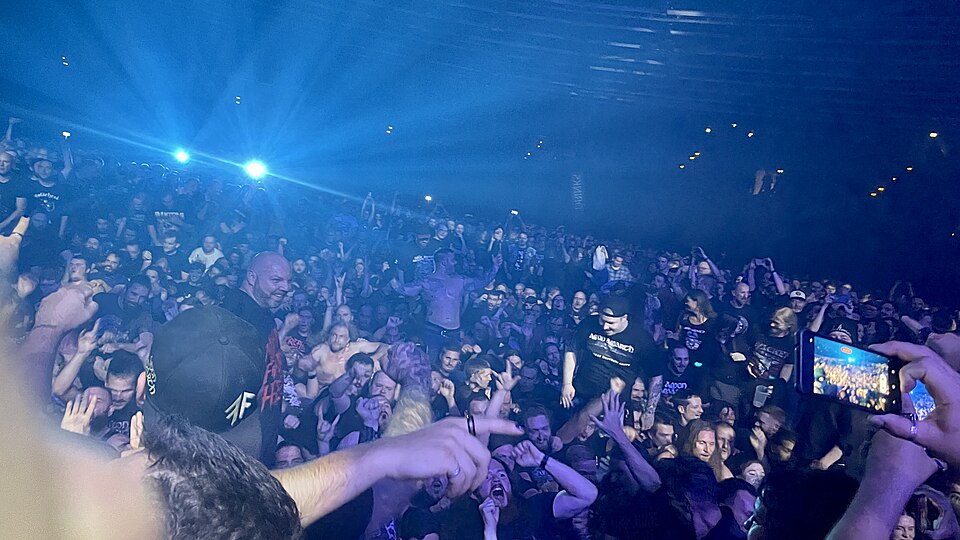 File:Amon Amarth, Berlin 4.jpg
