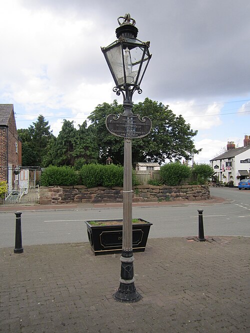 File:Commemorative street lamp, Ince, Cheshire.JPG