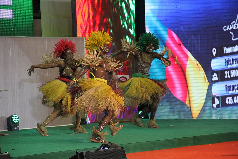 File:GroupeDanseCanFeminine13.jpg
