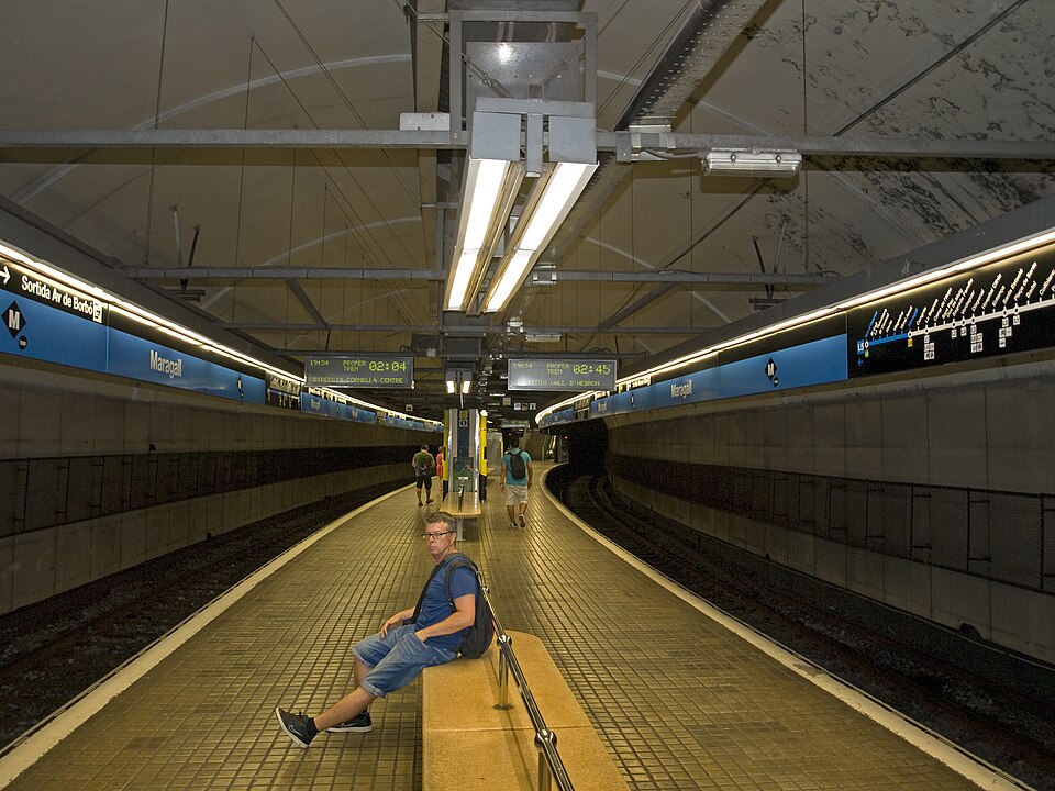 File:Magarall station platform Line L5.jpg
