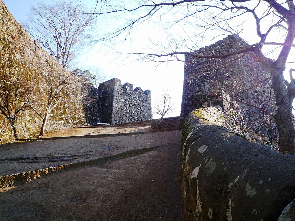 File:Oka Castle's Main Gate Ruin.jpg