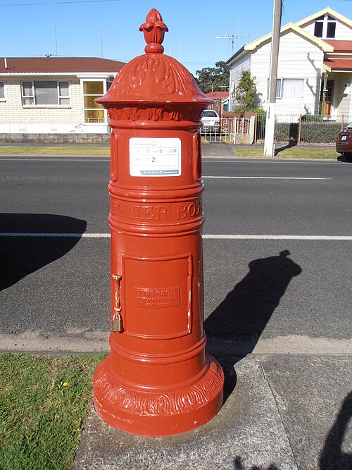 File:Post box in Thames.jpg