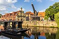 Alter Hafen mit Kran und Kaufhaus