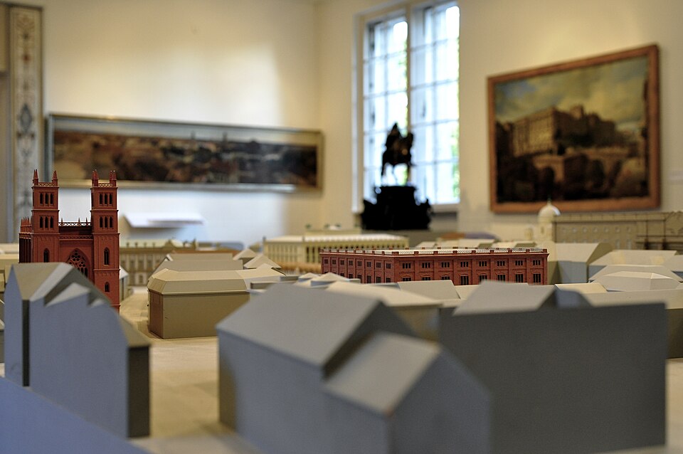File:Ausstellung im Märkischen Museum .jpg