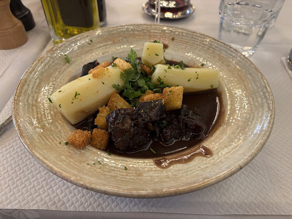 File:Boeuf Bourguignon Paris Beaubourg.jpg