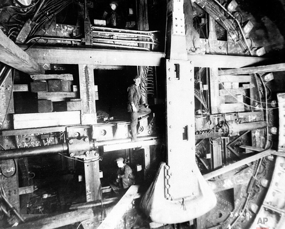 File:Construction of Holland Tunnel.jpg