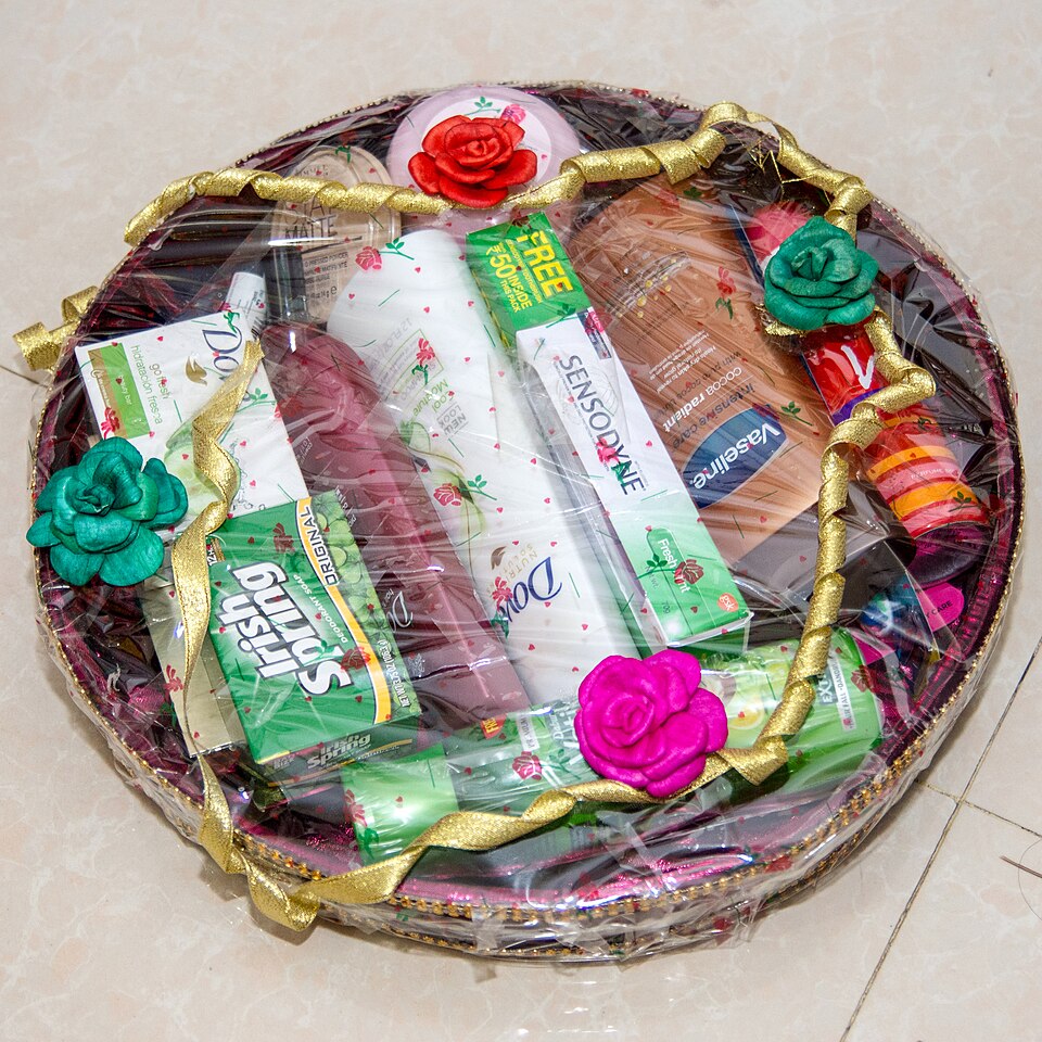 File:Engagement gifts basket (01).jpg