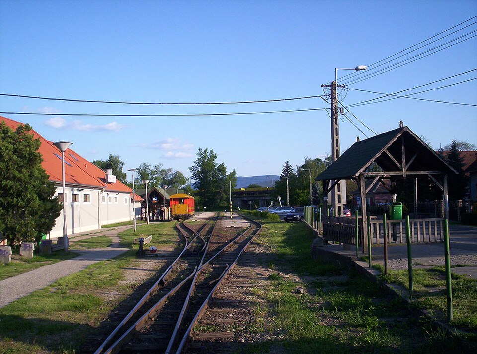 File:Királyréti Erdei Vasút állomása, Kismaros.jpg