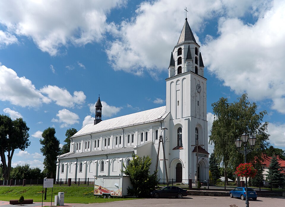 File:Kościół Trójcy Przenajświętszej w Chorzelach.jpg