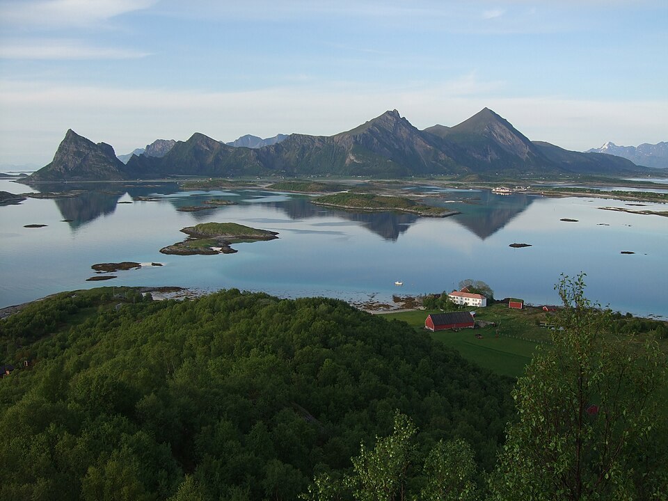 File:Løvøy gamle handelssted med Engeløya.JPG