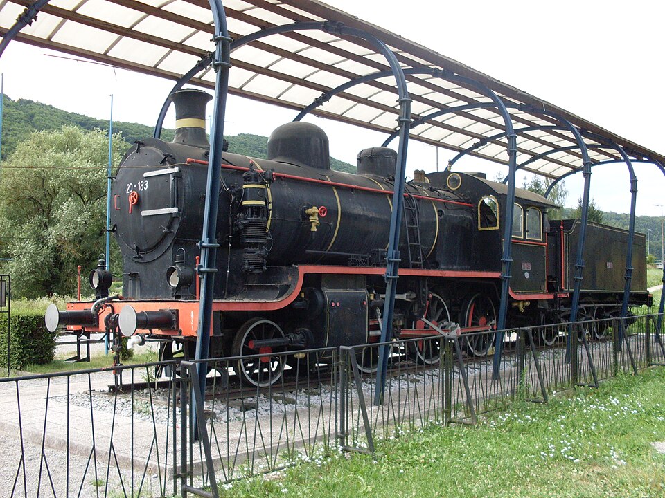 File:Trebnje-steam locomotive 20-183.jpg