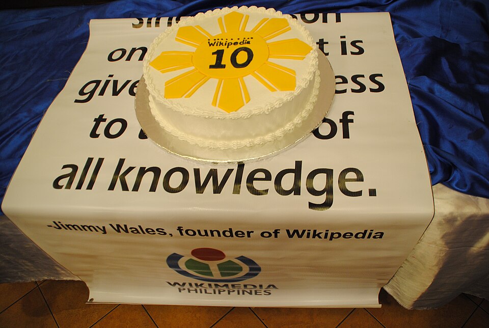 File:Wikipedia 10 Philippines Cake.JPG