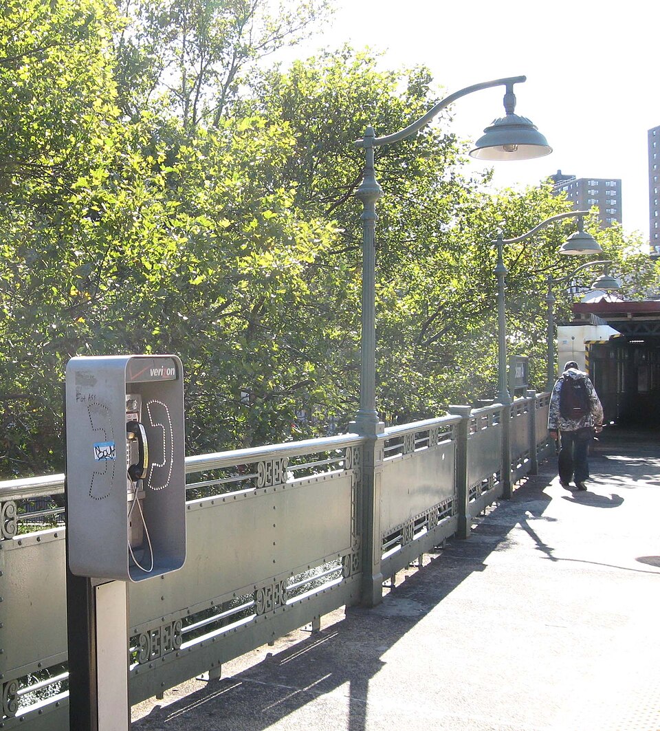 File:Jackson Av IRT WHP plat jeh.JPG