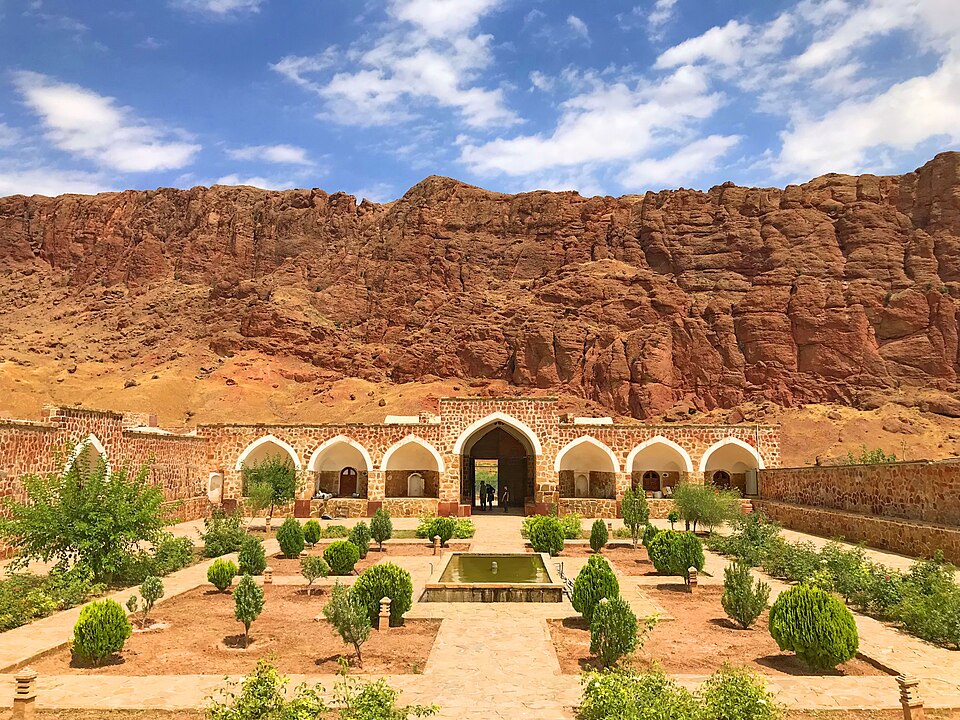 File:Khajehnazar carvansaray.jpg