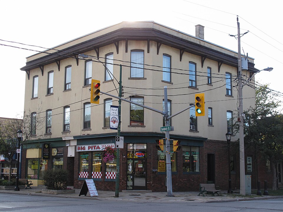 File:Robinet Winery Building, 2012.jpg