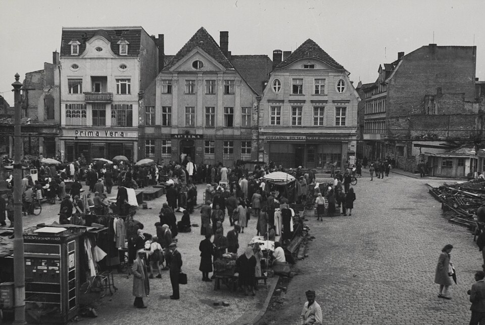 File:Slupsk, rynek 1945 (66046638).jpg