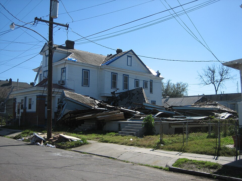 File:Uptown25Jan06DownHouse.jpg