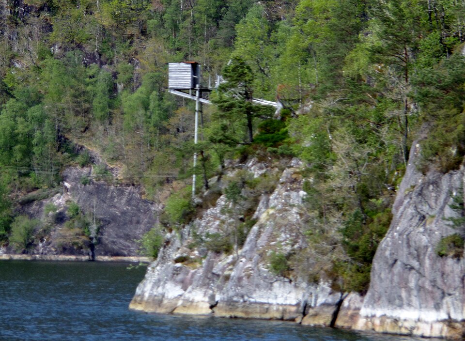 File:A laksegiljer, Osterfjord, Norway.jpg