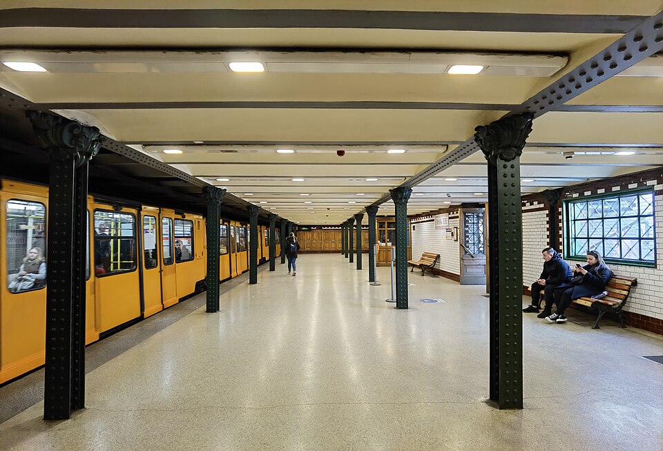 File:Budapest, M1 metró, Hősök tere, 7.jpg