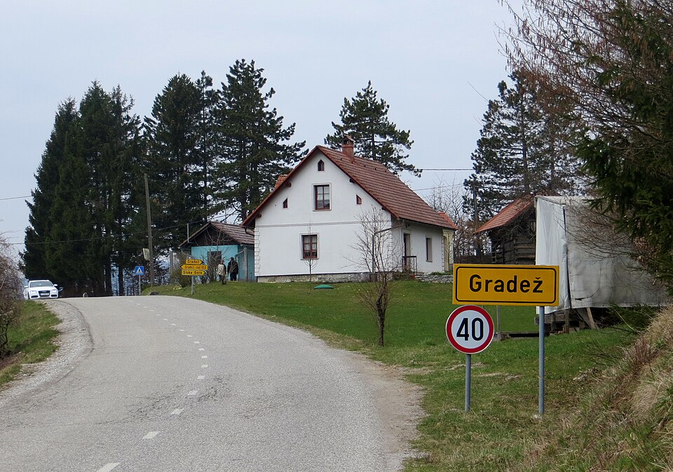 File:Gradez Velike Lasce Slovenia.JPG