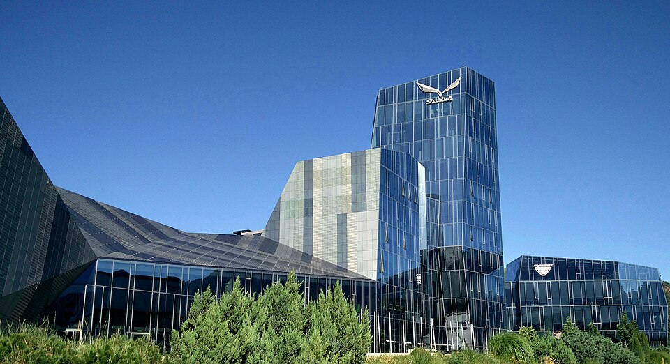 File:Oberalp Headquarters in Bozen.jpg