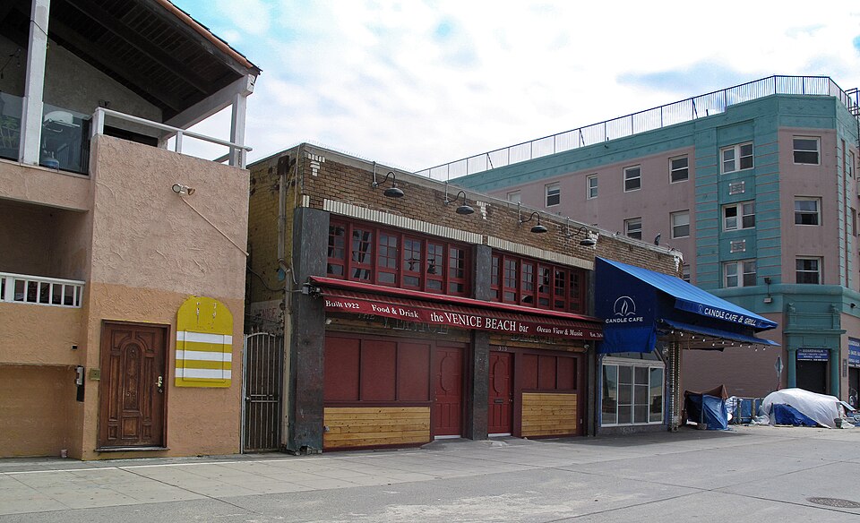 File:321 Ocean Front Walk, Venice, CA.jpg