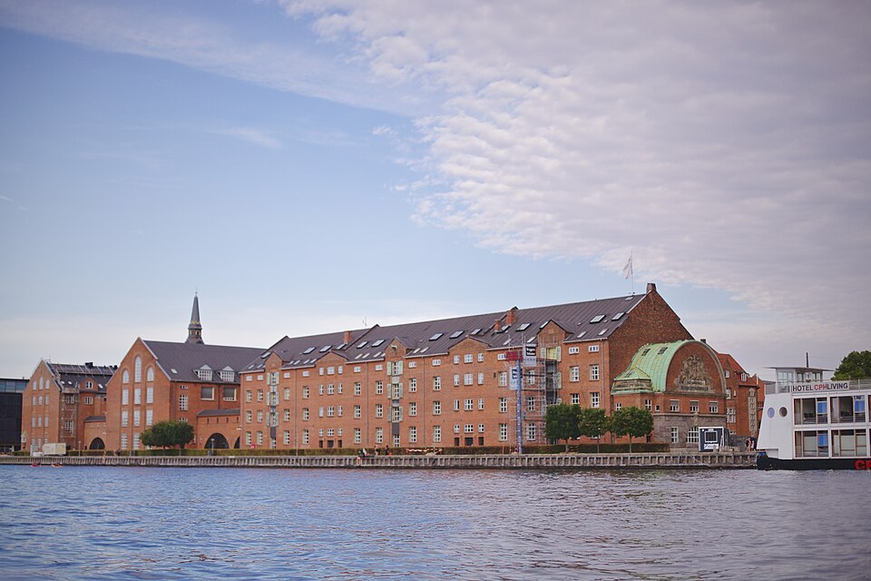 File:Applebys Plads - waterfront.jpg