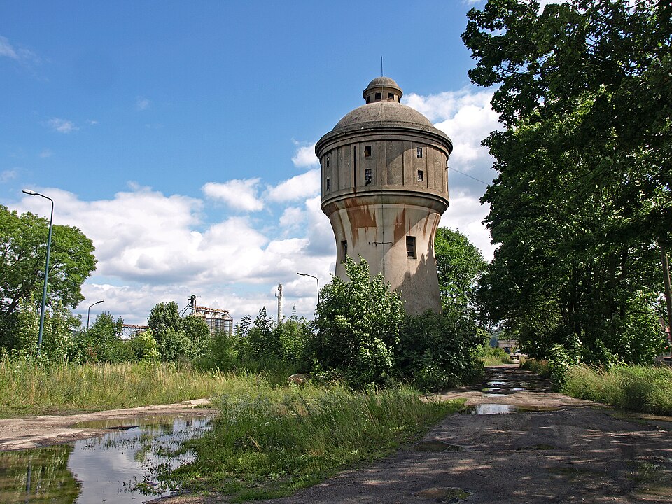 File:Loewenberg Lwówek Śląski Wasserturm Bahnhof.jpg