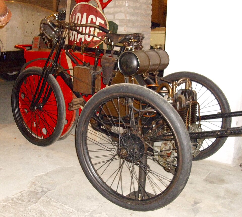 File:Prinetti & Stucchi Dreirad 1899 vh.JPG