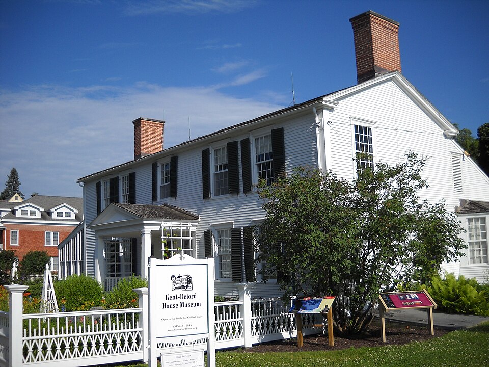 File:Right-side view of Kent-Delord House.jpg