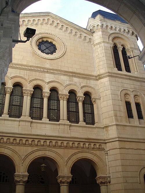 File:Syna Lyon- Facade cour.JPG