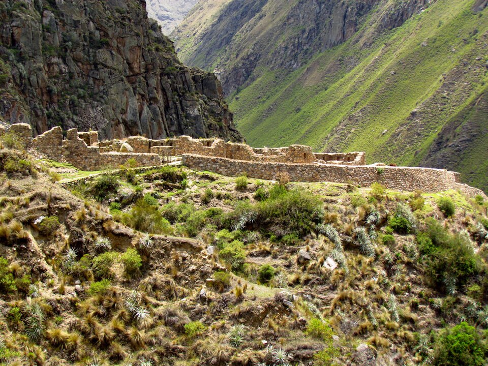 File:Willkaraqay ruins.jpg