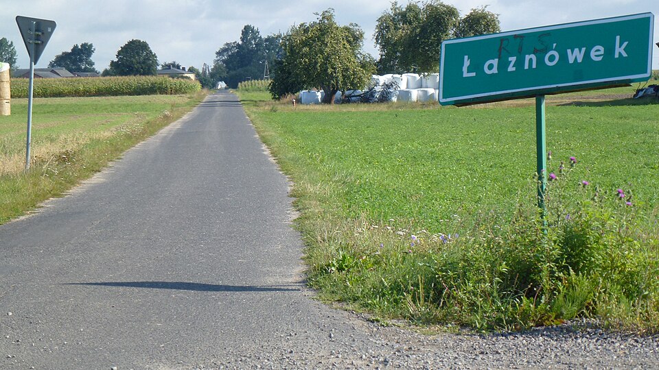 File:Wjazd do wsi Łaznówek.JPG