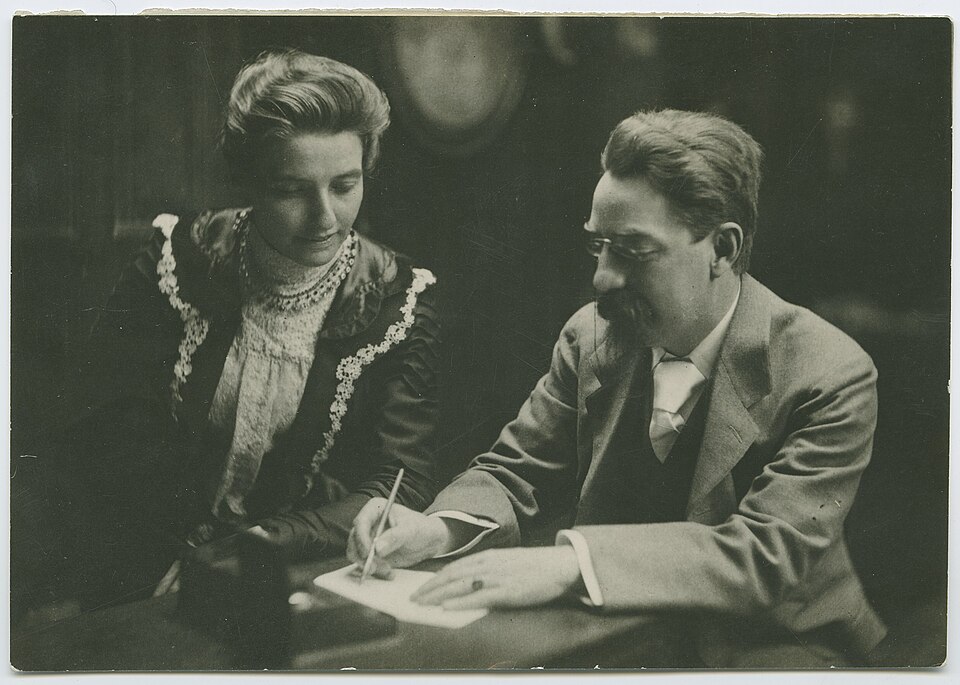 File:Beatrice and Sidney Webb, c1895 (9259293969).jpg