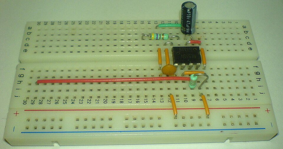 File:BjornR breadboard 01.jpg