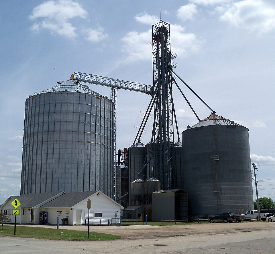 File:Grain elevator Claremont, Minnesota 5.jpg