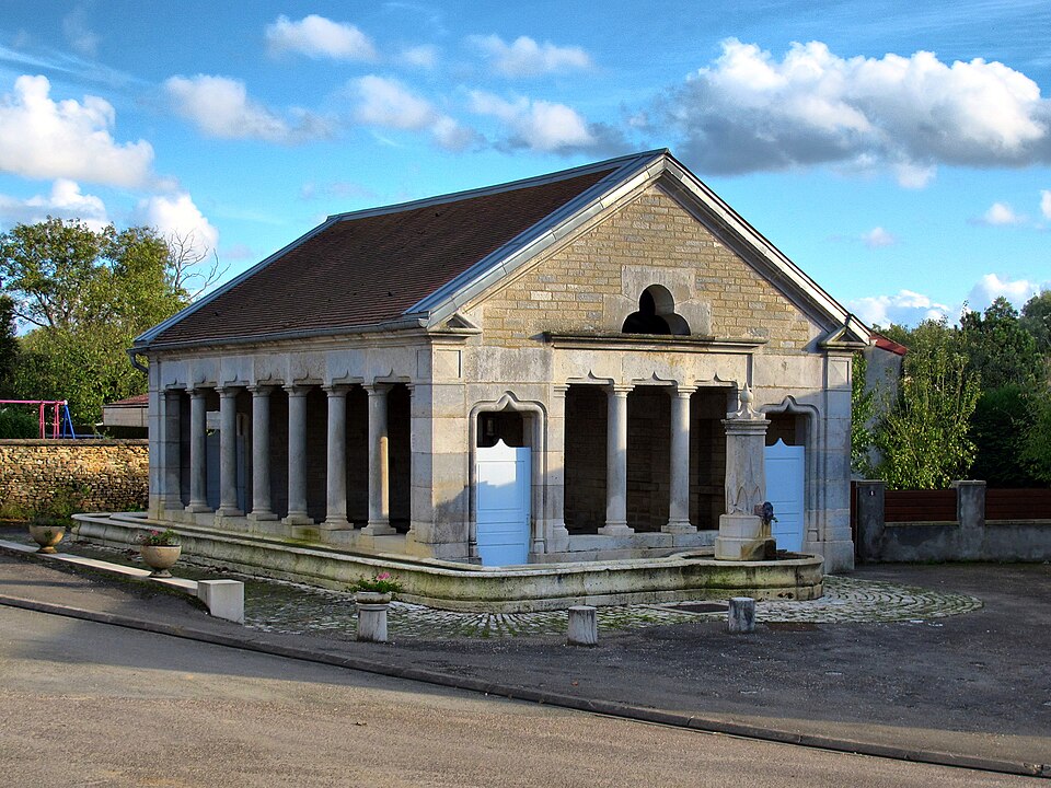 File:Igny, la grande fontaine.jpg