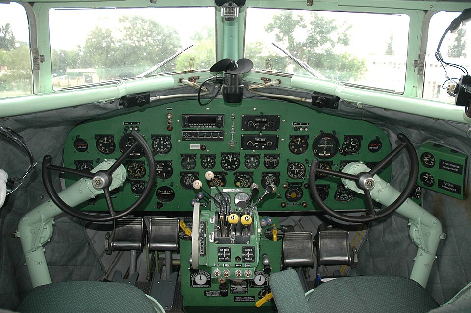 File:Li-2 HA-LIX Cockpit 01.jpg